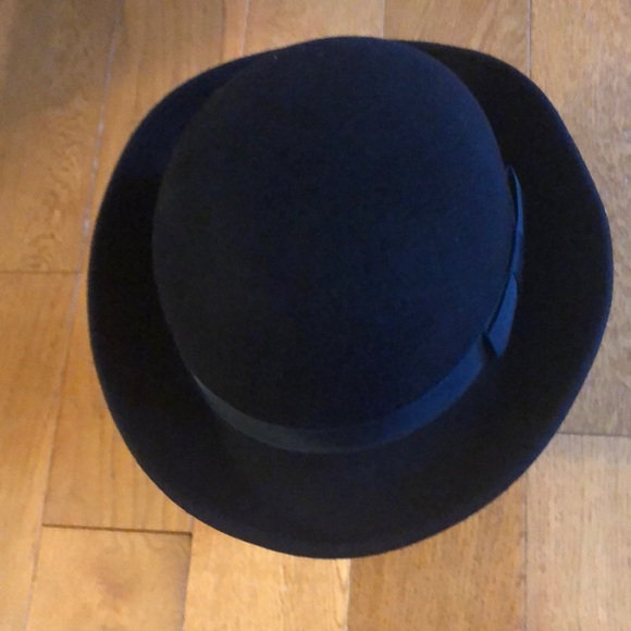 Accessories - Vintage black felt hat with black ribbon on inner rim